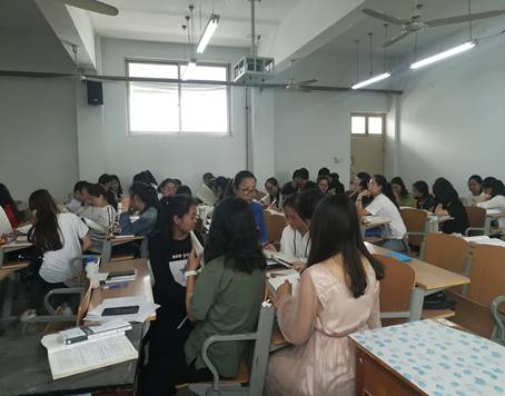 课间师生议课1.jpg
